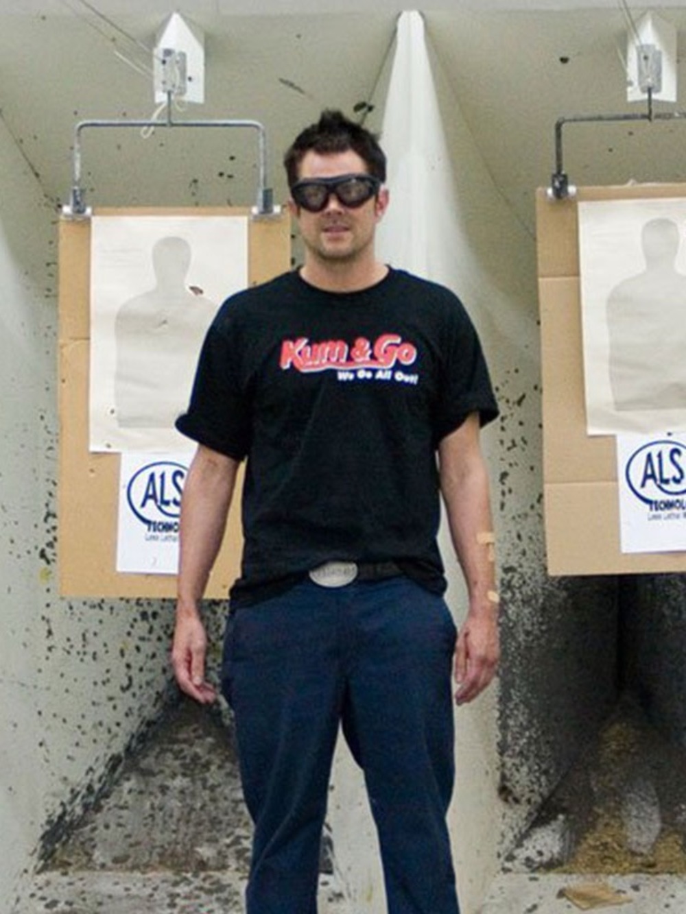 Kum & Go gas station logo - Jackass Johnny Knoxville T-shirt (L)